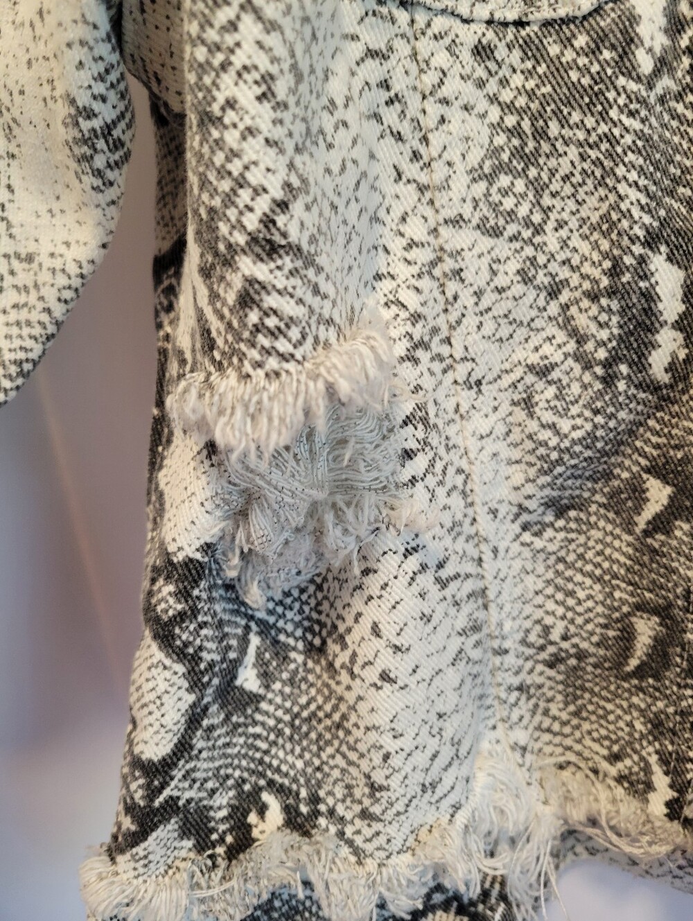 POL Crue Snakeskin Print Distressed Cropped Jacket Black Cream L Frayed Western - Picture 4 of 15
